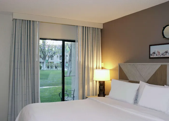 Embassy By Hilton Phoenix Hotel 4*
