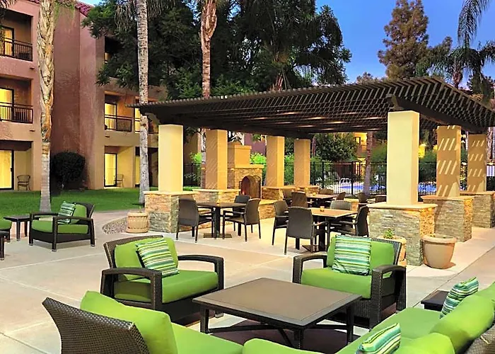 Embassy By Hilton Phoenix Hotel